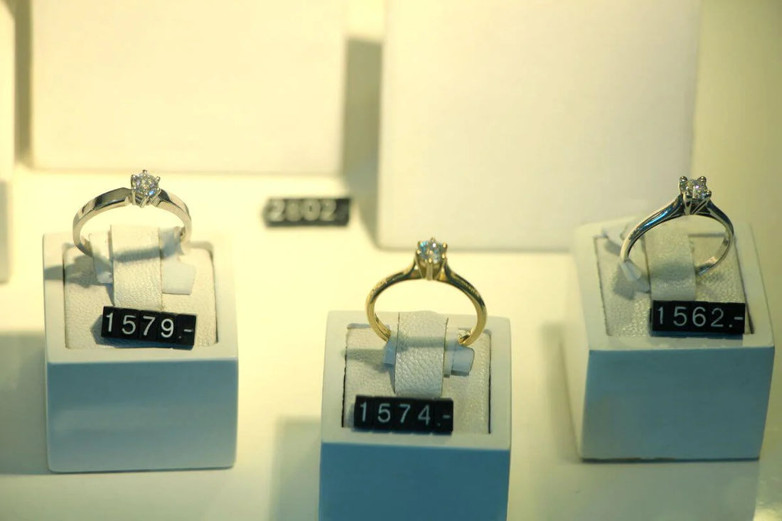 How Many Carats for Engagement Ring: Selecting the Perfect Size