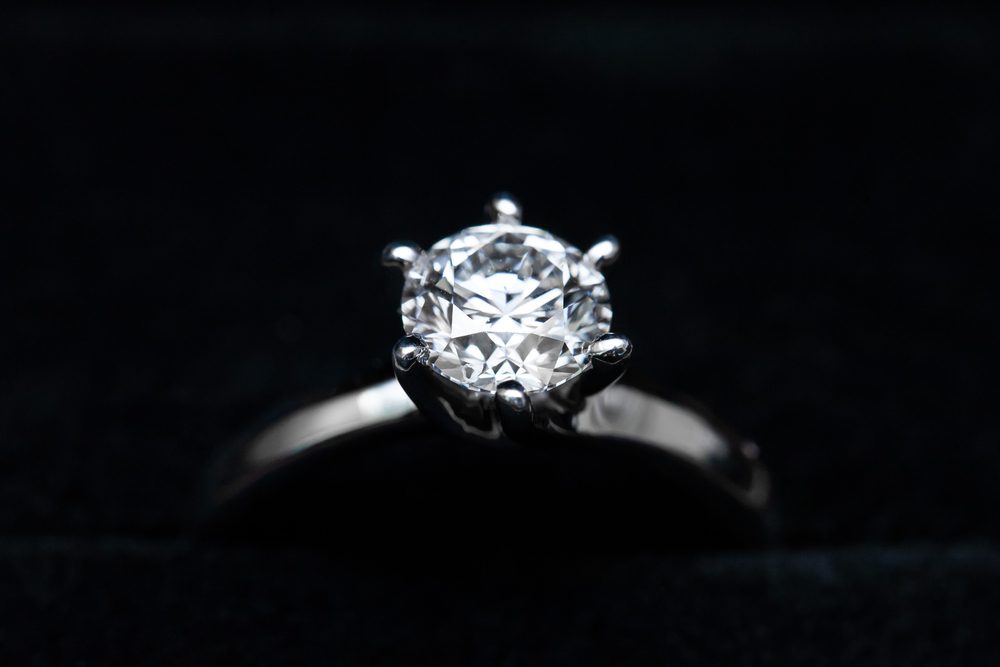 things-to-know-about-moissanite-engagement-rings-before-you-buy