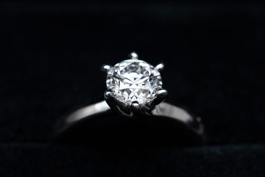 things-to-know-about-moissanite-engagement-rings-before-you-buy