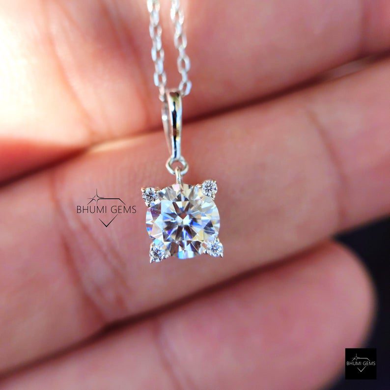 2.22 TW Round Cut Moissanite Pendant - view 2