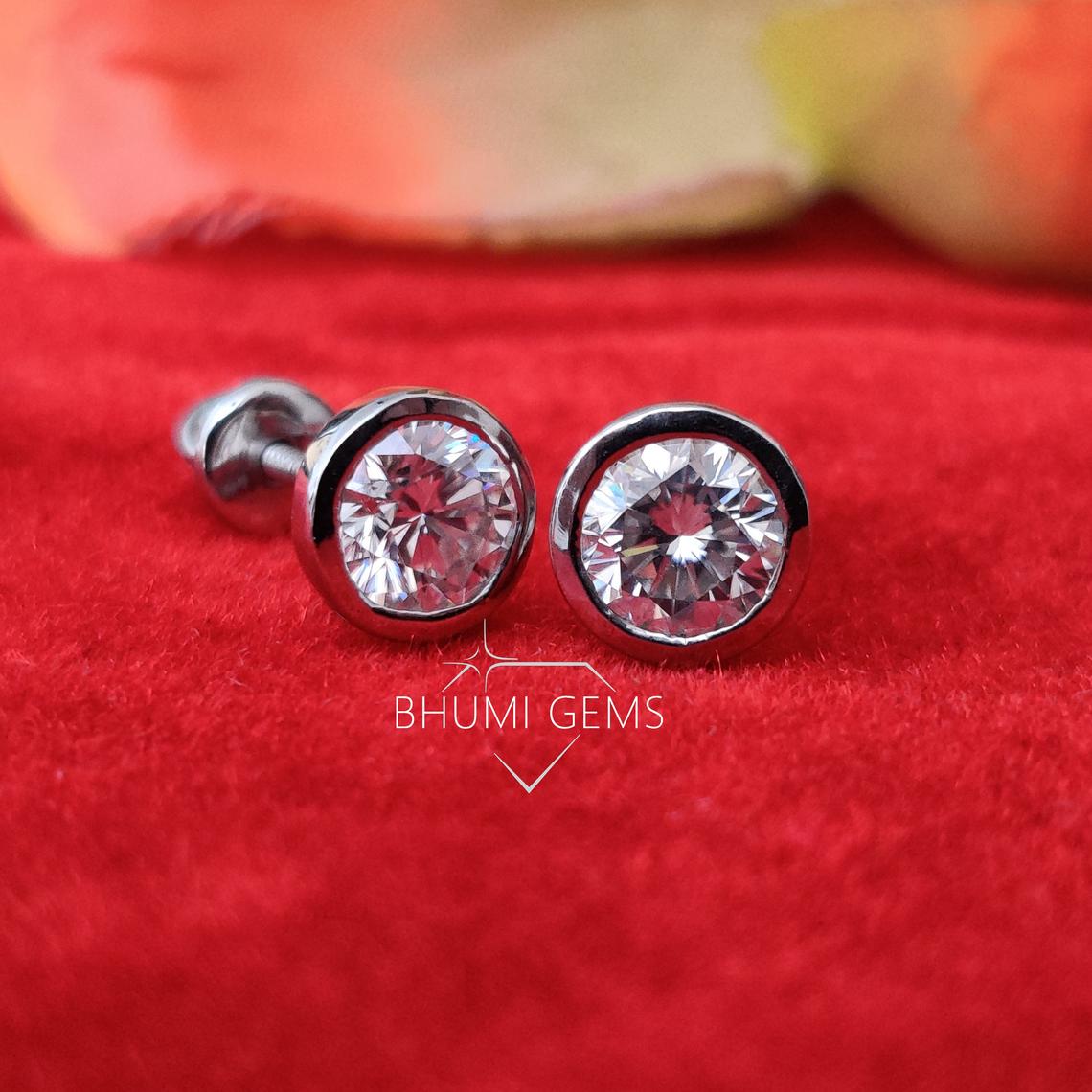 2 CT Round Cut VVSI Moissanite Stud Earrings
