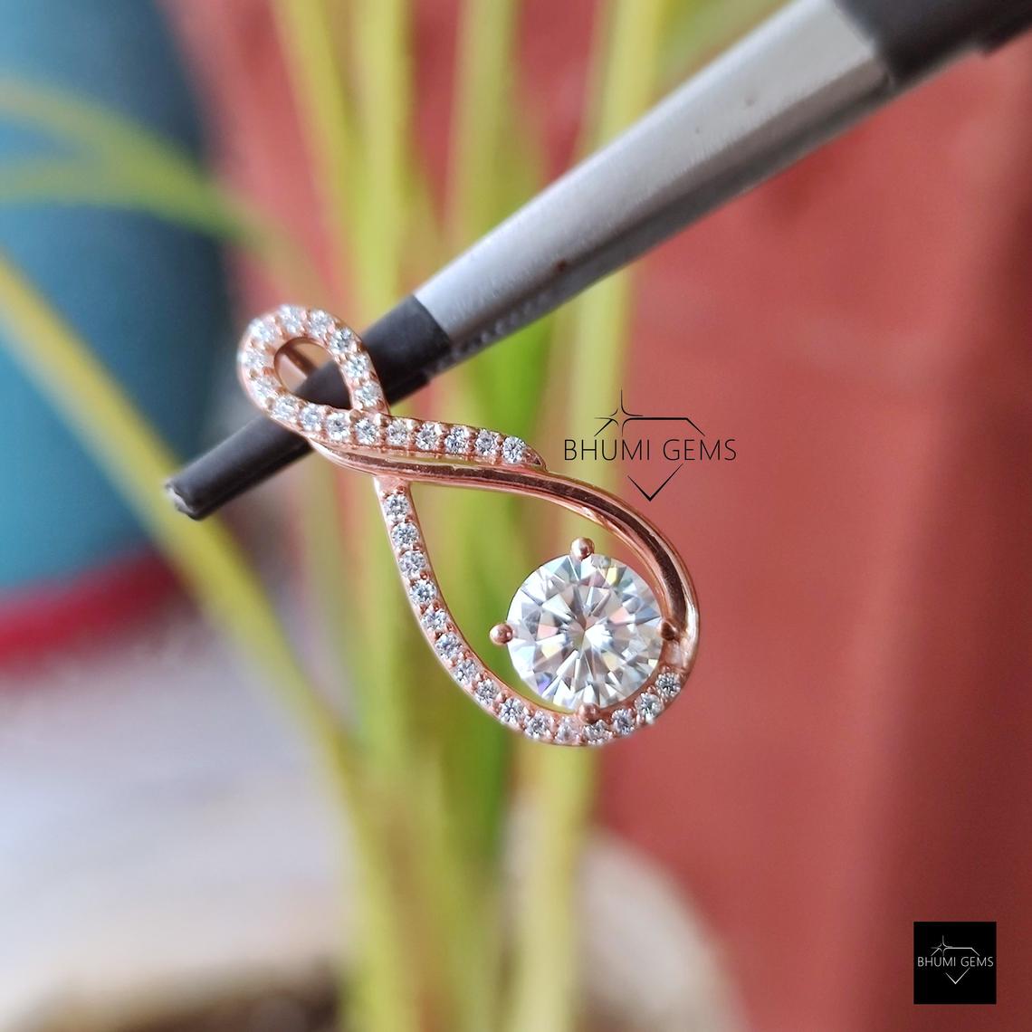 1.4TCW Round Moissanite Diamond Pendant | Antique Pendant