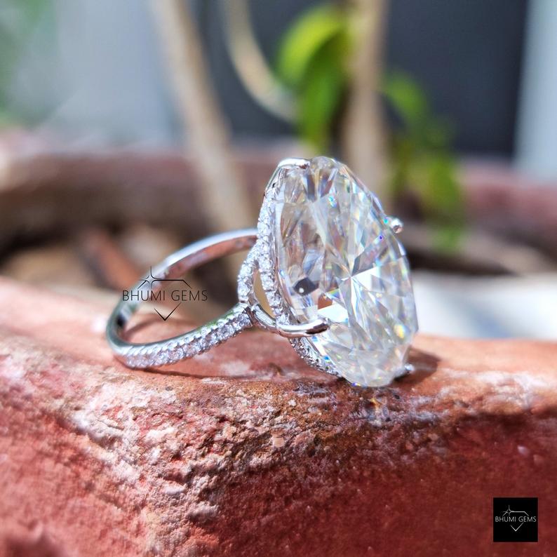 Oval Moissanite Wedding Ring