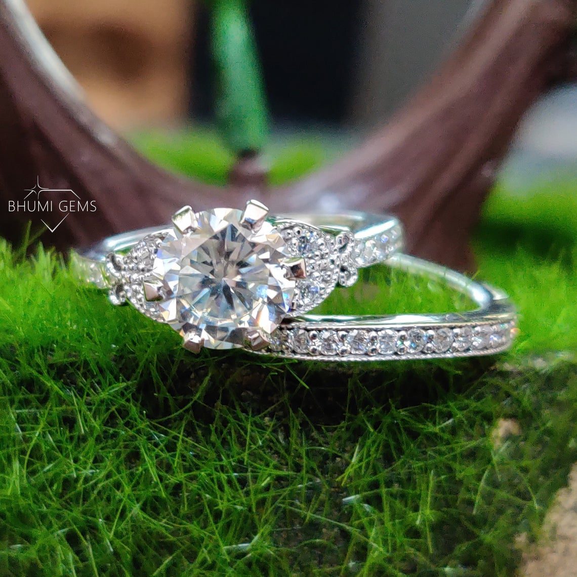 round cut moissanite promise ring