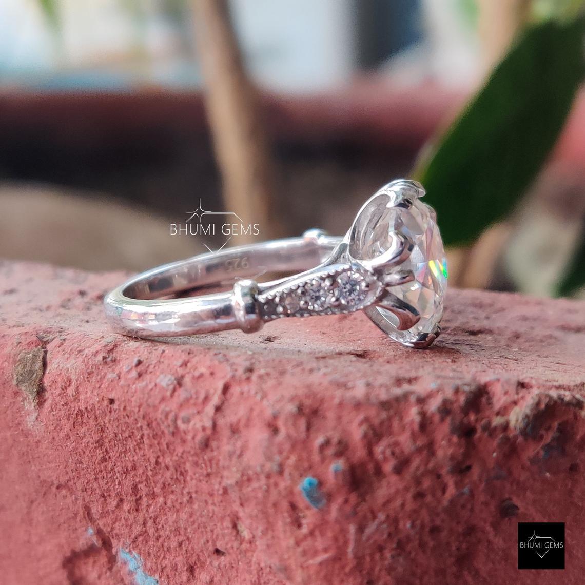 Colorless moissanite top